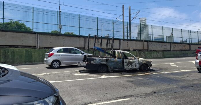 carro-pega-fogo-proximo-a-viaduto-na-avenida-paralela,-em-salvador