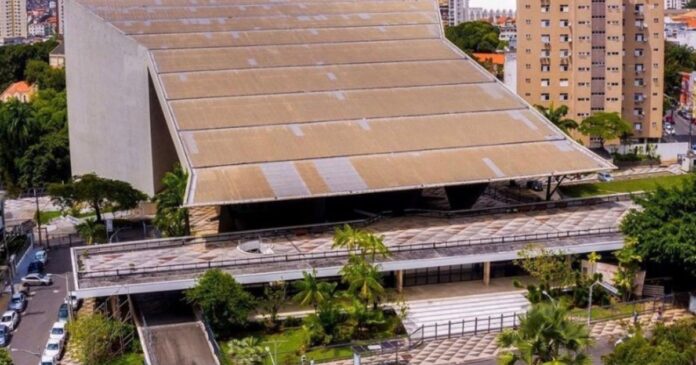 incendio-atinge-telhado-do-tca-durante-obras-de-requalificacao