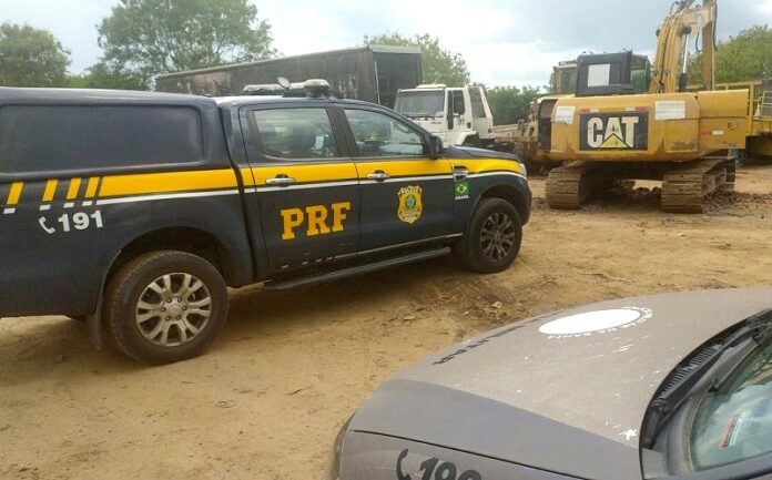 furto-frustrado:-escavadeira-hidraulica-e-recuperada-pela-prf-em-teixeira-de-freitas