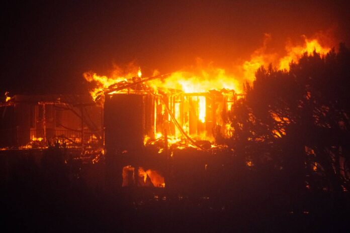 autoridades-mandam-30-mil-evacuarem-los-angeles-por-causa-de-incendios