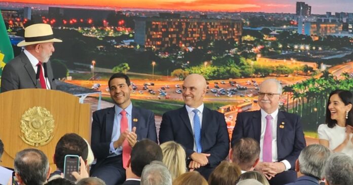 lula-exalta-democracia,-brinca-com-apelido-do-“ministro-xandao”-e-diz:-“ainda-estamos-aqui”