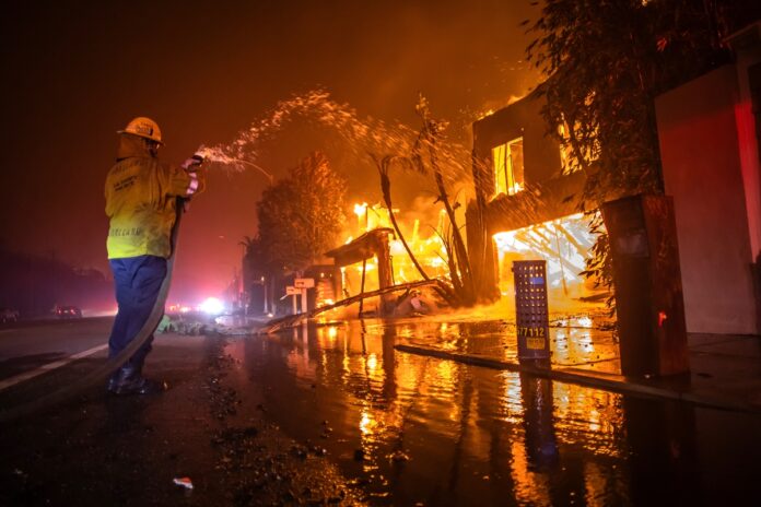 sobe-para-6-o-numero-de-mortos-em-incendios-na-california-(eua)