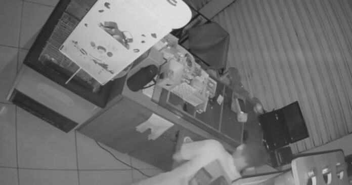 video:-cameras-flagram-invasao-de-ladrao-em-restaurante-de-brumado
