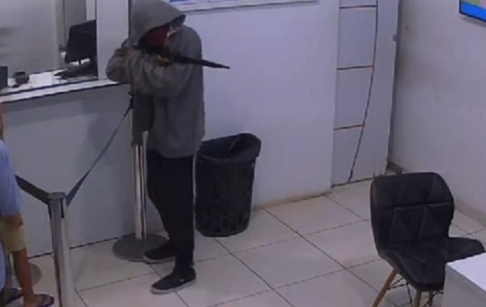homem-encapuzado-assalta-correspondente-bancario-no-centro-de-itamaraju