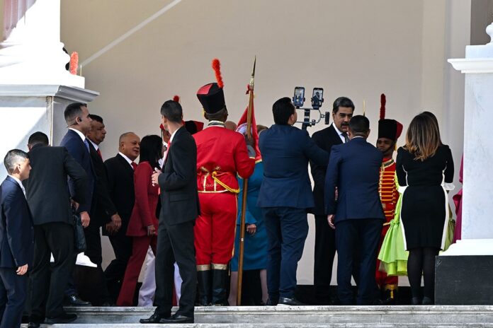 maduro-ignora-criticas-e-assume-terceiro-mandato-na-venezuela