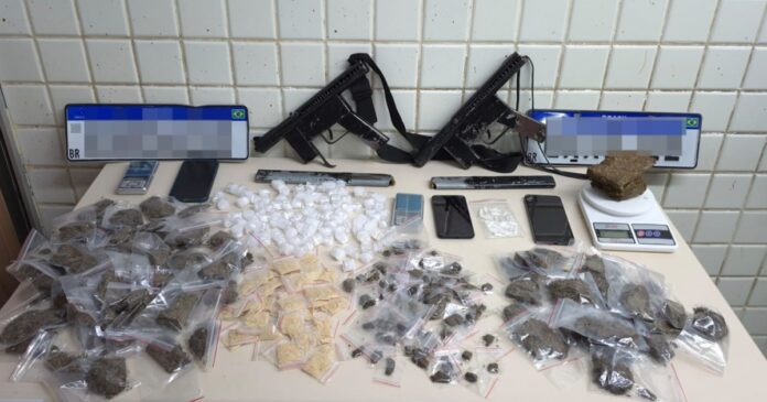drogas-e-armas-sao-apreendidas-pela-pm-no-bairro-de-itapua,-em-salvador