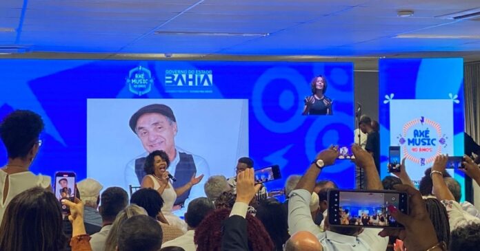 video:-carlos-pitta-e-homenageado-durante-abertura-do-‘verao-axe-40’