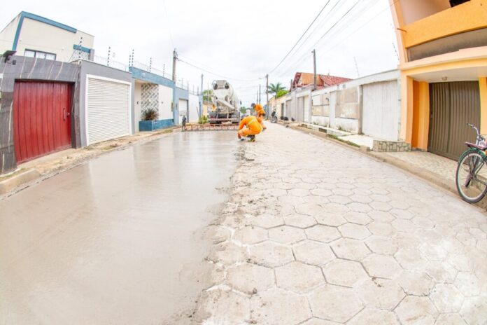 com-mais-de-330-ruas-pavimentadas,-prefeitura-segue-com-obras-nos-bairros-de-teixeira-de-freitas