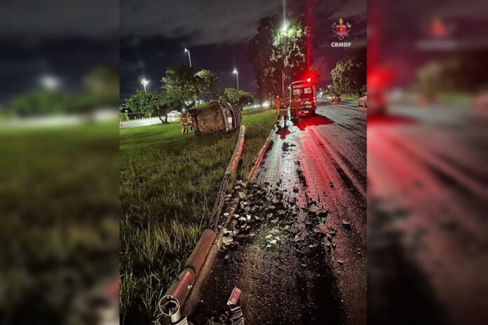 acidente-com-carro-que-derrubou-poste-em-brasilia-deixou-dois-feridos