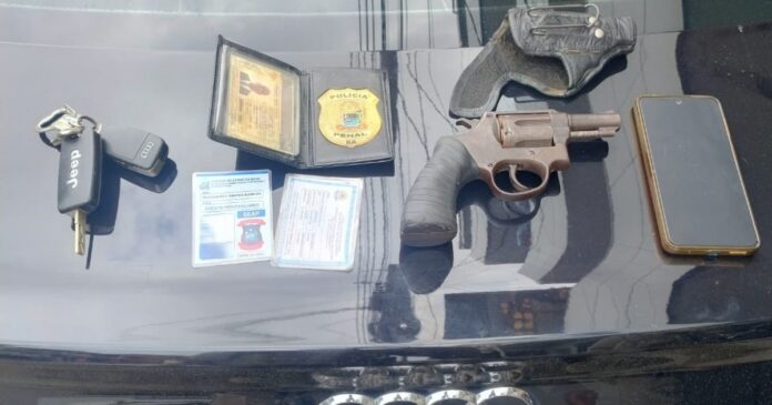 homem-e-preso-com-falso-distintivo-policial-e-veiculo-roubado-em-salvador