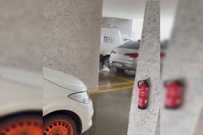 condominio-que-perdeu-muro-em-temporal-tambem-teve-garagem-alagada