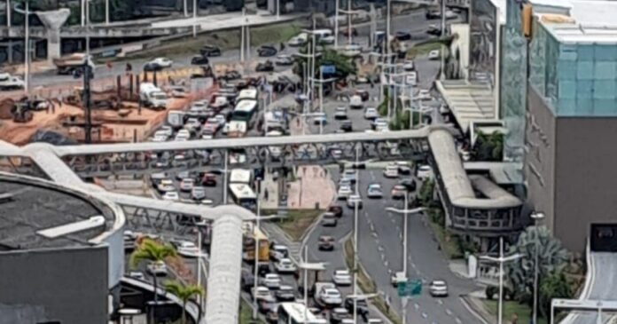 protesto-na-regiao-do-shopping-da-bahia-causa-congestionamento