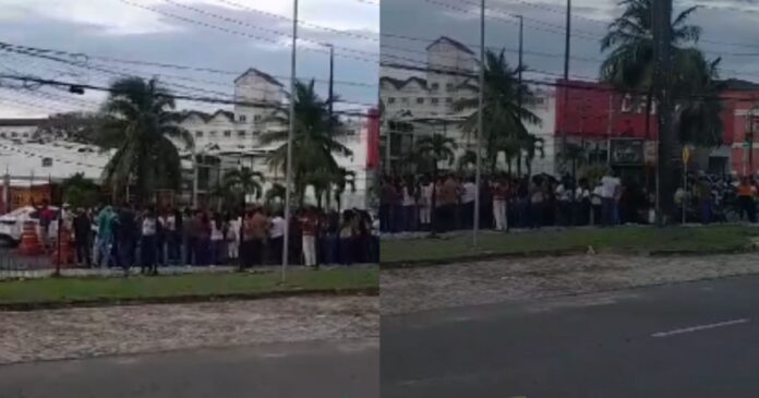 video:-servidores-realizam-protesto-em-frente-ao-parque-shopping-bahia-em-lauro-de-freitas