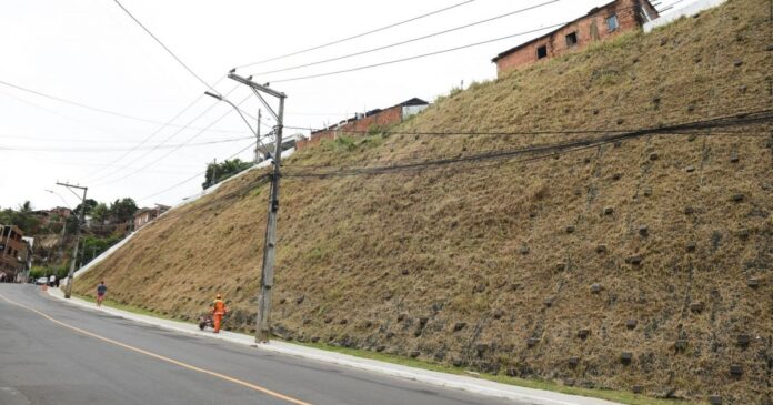 prefeitura-entrega-obra-de-contencao-de-encosta-no-bairro-de-periperi,-em-salvador