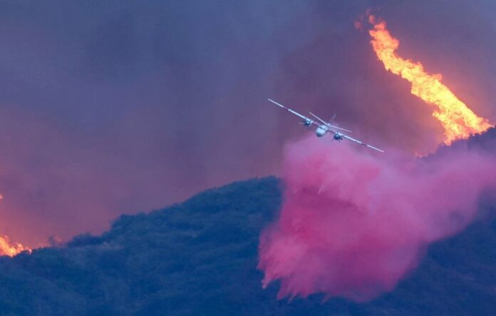 veja-fotos-de-la-apos-mistura-rosa-ser-usada-no-combate-aos-incendios