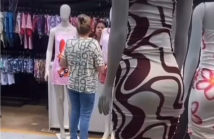 video:-mulher-e-flagrada-chamando-lojista-de-“macaca”-em-feira-do-df