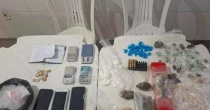 suspeitos-de-trafico-sao-presos-com-drogas-pela-pm-na-regiao-metropolitana-de-salvador