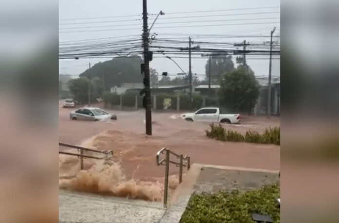 goias:-alagamentos-travam-vias-e-chuvas-seguem-intensas-em-goiania