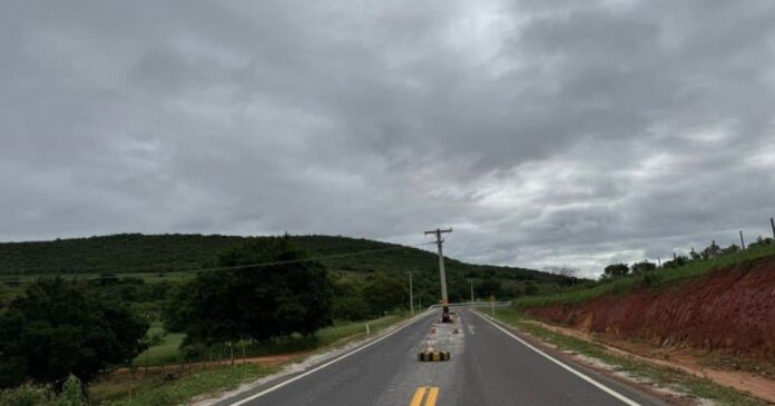 poste-no-meio-da-pista-chama-atencao-de-motoristas-na-ba-026,-no-sudoeste-baiano