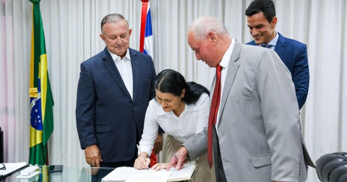 jusmari-oliveira-toma-posse-como-deputada-estadual-na-al-ba-apos-deixar-secretariado-de-jeronimo