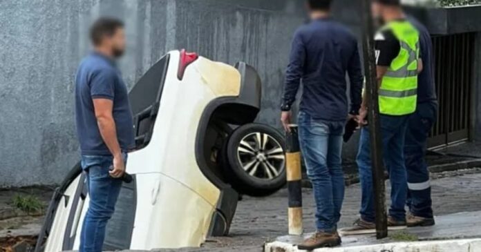 video:-carro-e-engolido-por-buraco-em-via-publica-no-municipio-de-caetite,-no-sudoeste-baiano