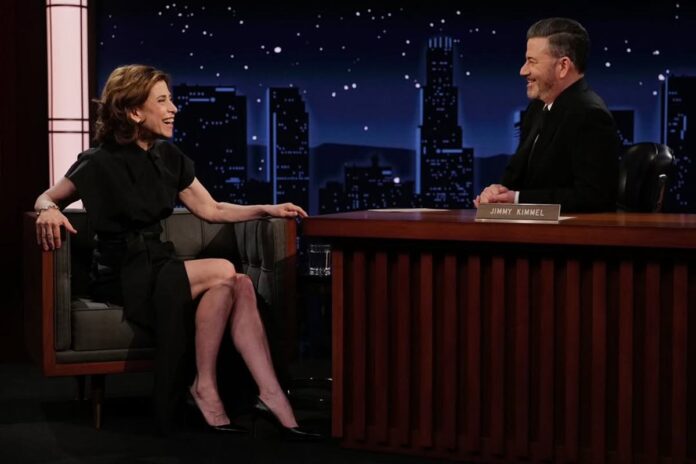 fernanda-torres-coloca-plateia-para-rir-no-jimmy-kimmel-e-e-ovacionada