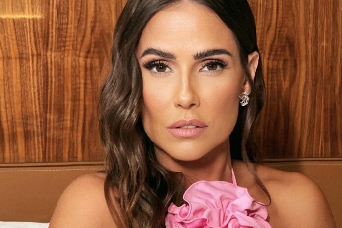 deborah-secco-abre-o-coracao-sobre-causa-da-morte-da-irma,-aos-5-anos