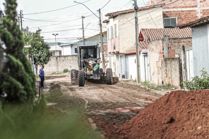 prefeitura-realiza-terraplanagem-em-ruas-do-bairro-monte-castelo