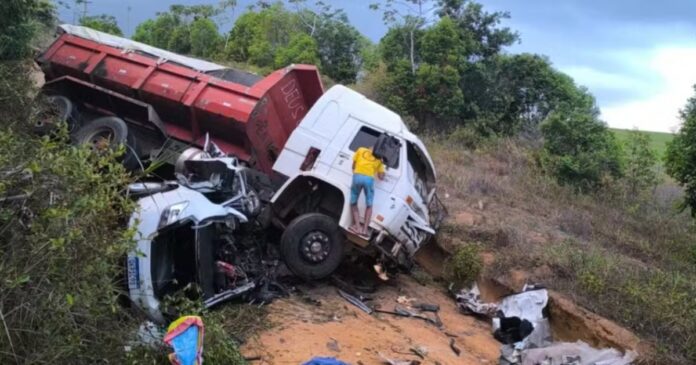 quatro-pessoas-da-mesma-familia-morrem-apos-batida-entre-caminhao-e-dois-carros-na-ba-099