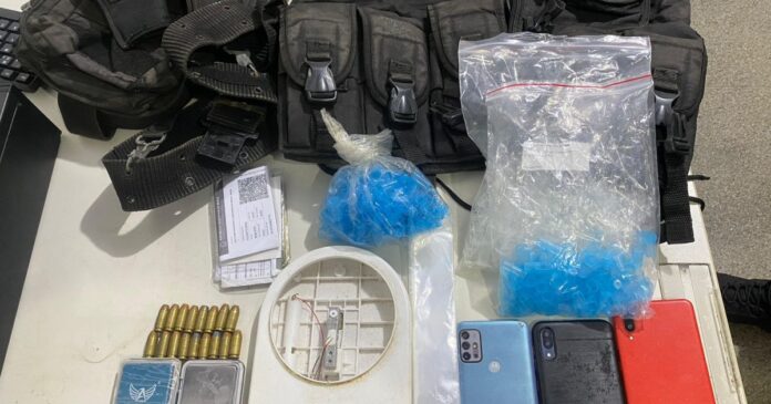 pm-apreende-municoes-de-arma-de-fogo,-cintos-taticos-e-balancas-de-precisao-em-sao-cristovao