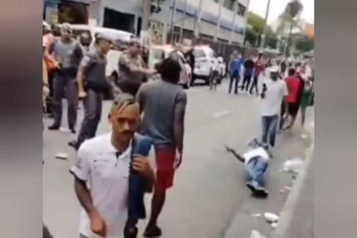 video:-pm-da-tiro-de-choque-na-cabeca-de-vendedor-ambulante-no-bras