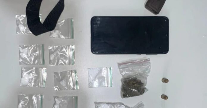 pm-apreende-arma-de-fogo-e-drogas-em-camacari