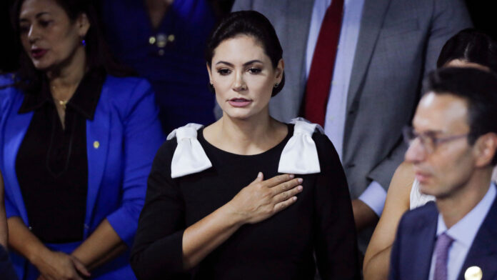 michelle-diz-que-vai-mandar-abraco-de-bolsonaro-a-trump-e-fala-em-perseguicao-do-judiciario