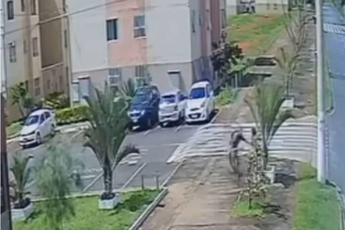 video:-bandido-em-bicicleta-tenta-assaltar-mulher-no-distrito-federal