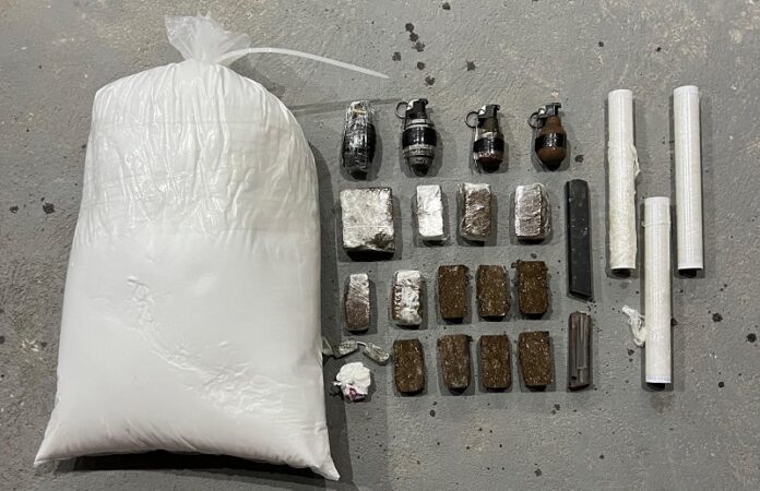 rondesp/extremo-sul-apreende-mais-de-20-kg-de-cocaina-e-explosivos-no-bairro-pequi-em-eunapolis