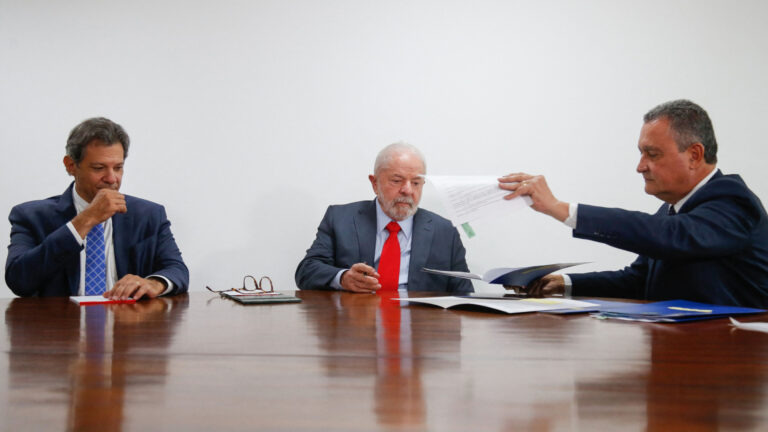 lula-enquadra-ministros-e-empodera-rui-costa-em-reuniao-ministerial-apos-crise-do-pix