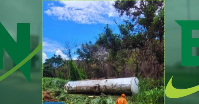 acidente-com-carreta-causa-vazamento-de-oleo-na-rodovia-da-br-242-no-oeste-da-bahia