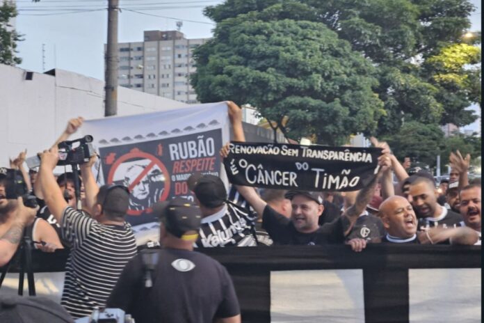“nao-vai-ter-golpe”:-torcida-do-corinthians-protesta-na-sede-do-clube