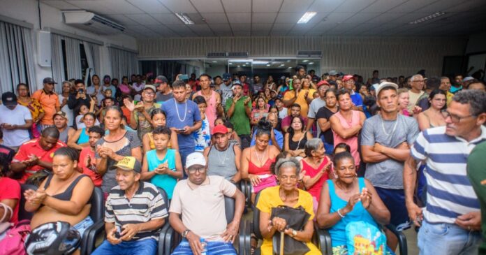 video:-mais-de-200-familias-protestam-contra-acao-de-reintegracao-de-posse-em-teixeira-de-freitas