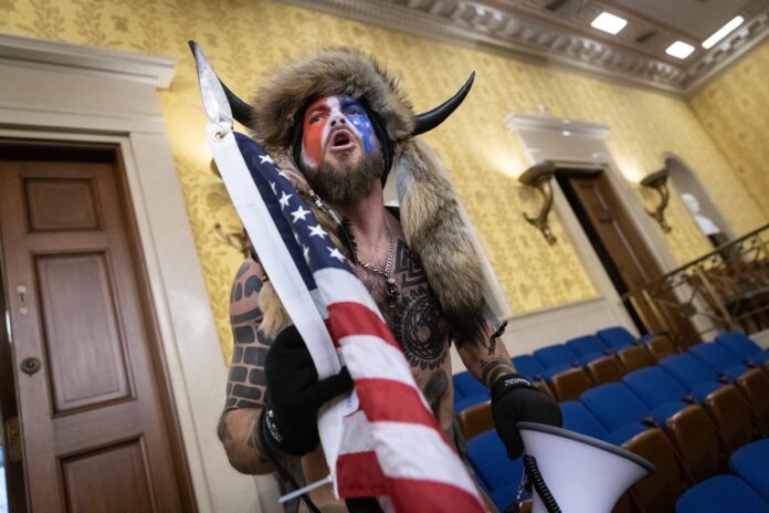 apos-perdao-de-trump,-“viking-do-capitolio”-diz-que-vai-comprar-armas