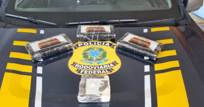 prf-apreende-quase-4-kg-de-cocaina-em-onibus-durante-fiscalizacao-na-br-116