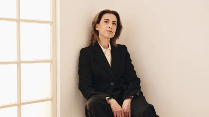 fernanda-torres-e-brilhante-e-sutil-em-‘ainda-estou-aqui’,-diz-critico-do-vulture