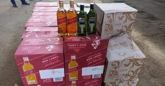 prf-apreende-456-litros-de-whisky-transportados-sem-documentacao-fiscal,-em-feira-de-santana