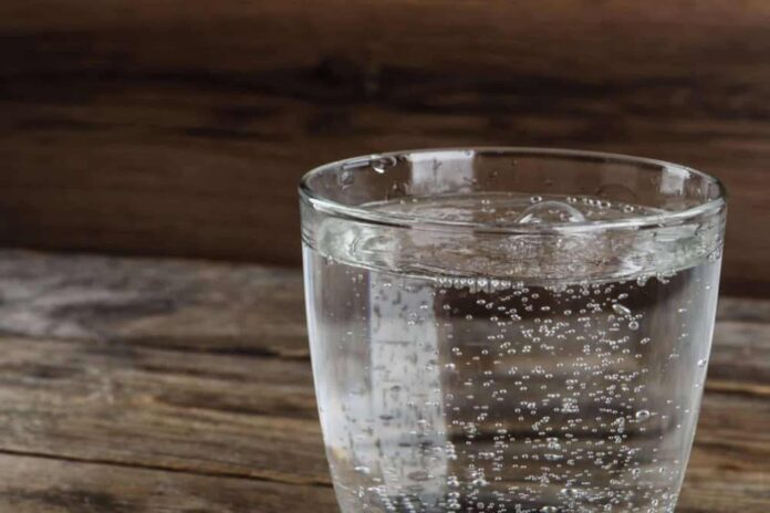 beber-agua-com-gas-pode-ajudar-a-emagrecer,-revela-estudo