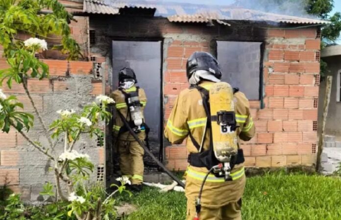 casa-e-destruida-por-incendio-apos-botijao-de-gas-explodir-em-porto-seguro