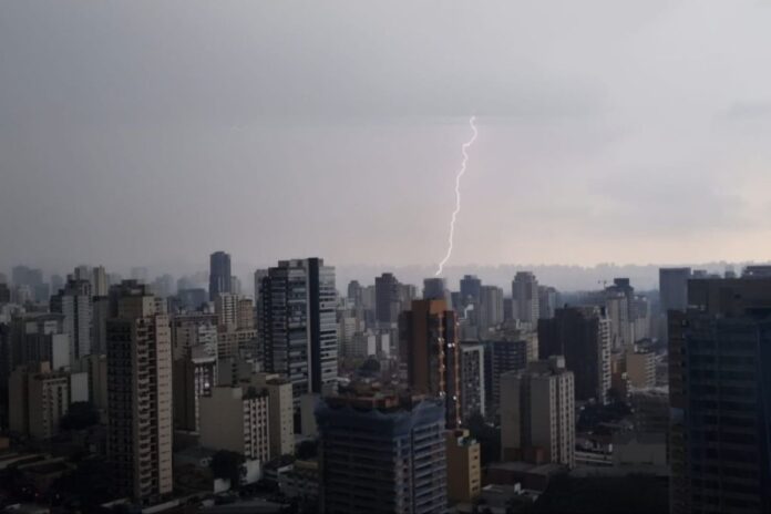 cidade-de-sp-e-atingida-por-mais-de-13-mil-raios-durante-tempestade
