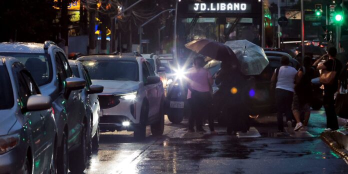 temporal-em-sao-paulo-prejudica-a-operacao-de-varias-linhas-do-metro
