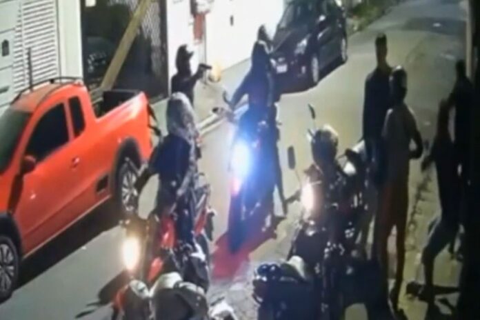 combo-violento:-motoboys-sao-assaltados-em-frente-a-lanchonete-em-poa