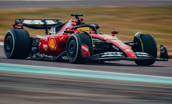 lewis-hamilton-da-primeiras-voltas-em-carro-da-ferrari