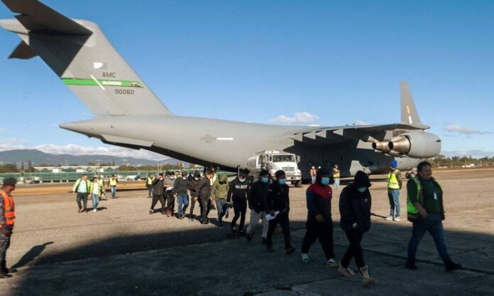 aviao-com-88-deportados-da-era-trump-com-destino-ao-brasil-pousa-em-manaus